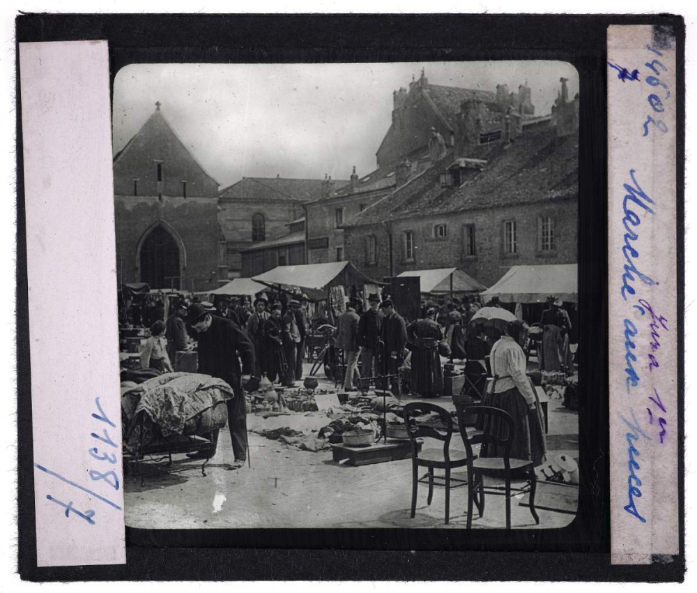 Le Jura français 1re série (Besançon et ses environs - Vallées de la Loue et du Lison). Marché aux puces.