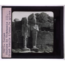 Civilisation égyptienne, le temple. Karnak. Statues de Thoutmosis III. Grand temple d'Amon, 7e pylône.