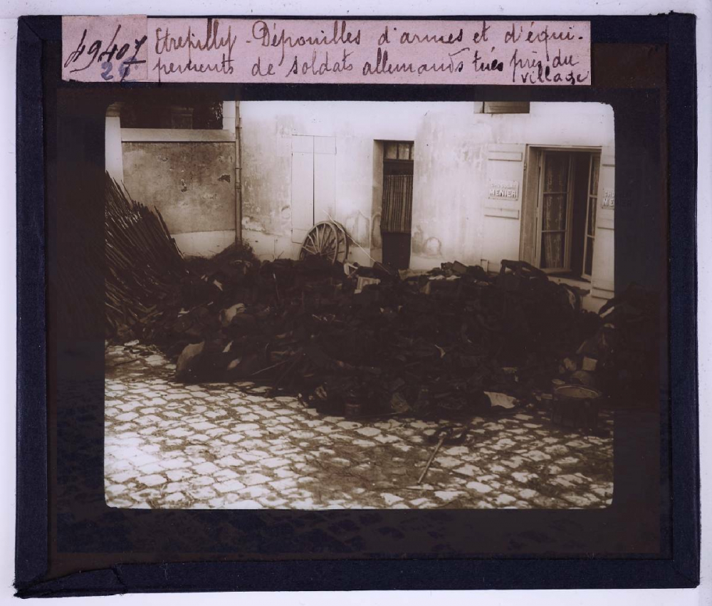 La Bataille de la Marne. Etrépilly. Dépouilles d'armes et d'équipements de soldats allemands tués près du village.