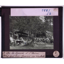 De la Somme à l'Aisne. L'ancien front, septembre 1914- mars 1917. Abris sous bois. Gravure sur timbale.