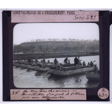 Verdun en février-mars 1916 (en arrière de la bataille). La maitrise des rivières. Reconstruction d'un pont de bateaux pris aux Allemands.