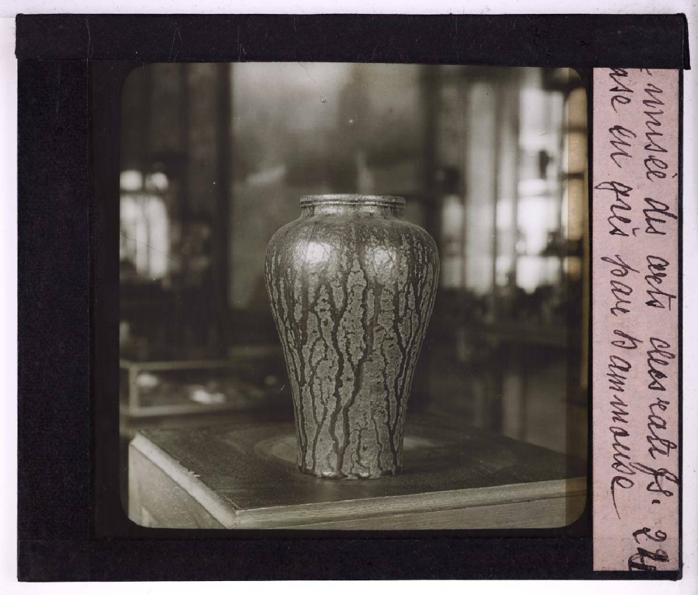 Une Visite au musée des Arts décoratifs. Vase en grès par Dammouse.