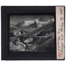 Les Alpes. La Meije et le village de Chazelet.