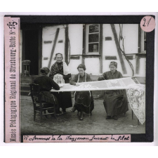 Industrie dentellière II. Femmes de la Wanzenau faisant la filet.
