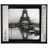 La Seine. Vue vers la Tour Eiffel.