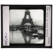 La Seine. Vue vers la Tour Eiffel.
