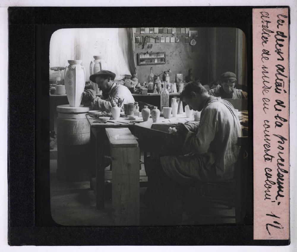 La Décoration de la porcelaine à la Manufacture Nationale de Sèvres. Atelier de mise en couverte colorée.