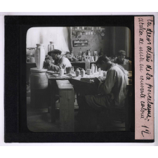 La Décoration de la porcelaine à la Manufacture Nationale de Sèvres. Atelier de mise en couverte colorée.