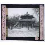 Les Grands temples de l'Extrême-Orient. Chine. Pékin. Temple des Lamas (couvent 3000 lamas). Une cour.
