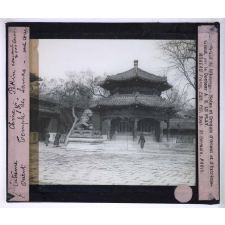 Les Grands temples de l'Extrême-Orient. Chine. Pékin. Temple des Lamas (couvent 3000 lamas). Une cour.