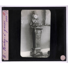 L'Art français des origines à 1800 - d'après les collections du Petit Palais (Exposition universelle de 1900). II. XVIIe et XVIIIe siècles. Horloge à gaine XVIIe s.