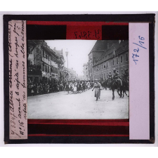 L'Alsace-Lorraine en 1918. Colmar. Avant le défilé des troupes fses, défilé des femmes alsaciennes.