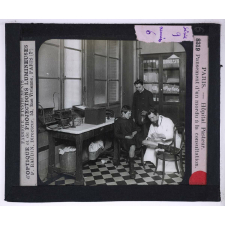 Un Hôpital de contagieux. Hôpital Pasteur. Pansement d'un mordu à la consultation.
