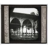 Constantinople et le Bosphore. Porche à l'entrée du Jardin du harem au vieux Sérail.