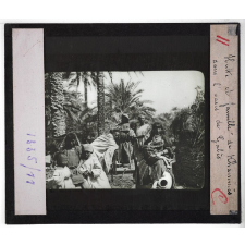 Tunisie (La vie dans le Sud). Hutte et famille de Khammès dans l'Oasis de Gabès.