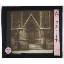 Notre-Dame de Paris. Porte rouge.