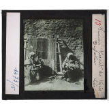 Le Caucase. Femmes tissant des tapis, Daghestan.