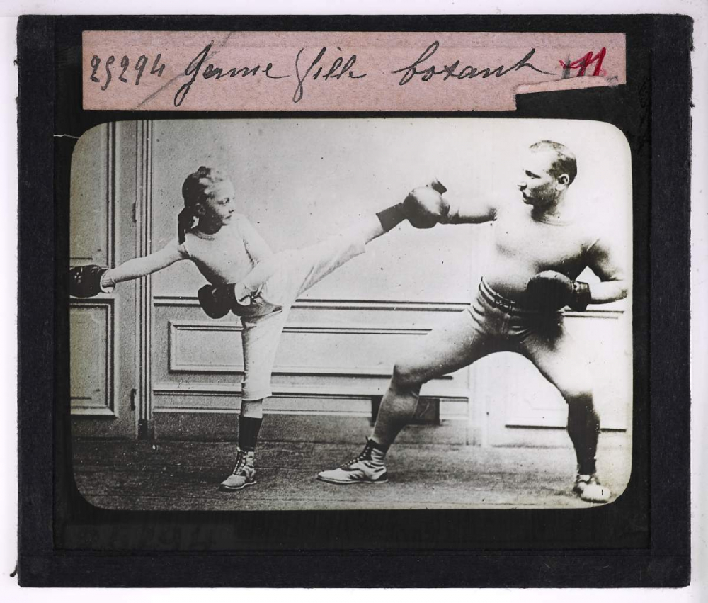 Sports et jeux sportifs. Jeune fille boxant.