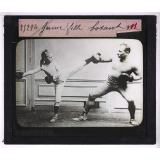 Sports et jeux sportifs. Jeune fille boxant.