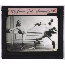 Sports et jeux sportifs. Jeune fille boxant.