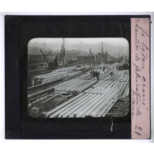Le Béton armé. Chantier de fabrication de pieux.