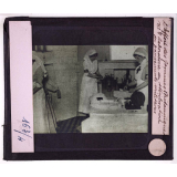L'Effort des femmes britanniques pendant la guerre. Laboratoire de stérilisation de pansements militaires.