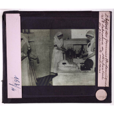 L'Effort des femmes britanniques pendant la guerre. Laboratoire de stérilisation de pansements militaires.