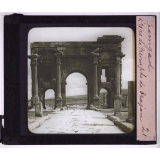 L'Afrique romaine. Timgad. L'arc de triomphe de Trajan.