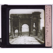 L'Afrique romaine. Timgad. L'arc de triomphe de Trajan.