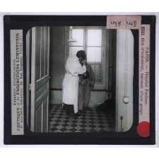 Un Hôpital de contagieux. Hôpital Pasteur. Box d'isolement, examen d'une gorge.