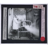 Un Hôpital moderne. Hôpital Pasteur (Services annexes). Désinfection d'un lit à la vapeur d'eau.