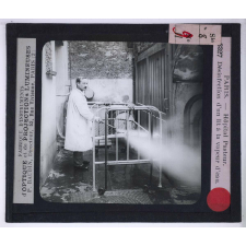 Un Hôpital moderne. Hôpital Pasteur (Services annexes). Désinfection d'un lit à la vapeur d'eau.