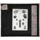 Ère quaternaire, ustensiles, nature, fossiles. Pointes du flèches en silex et collier en galet - époque néolithique. 