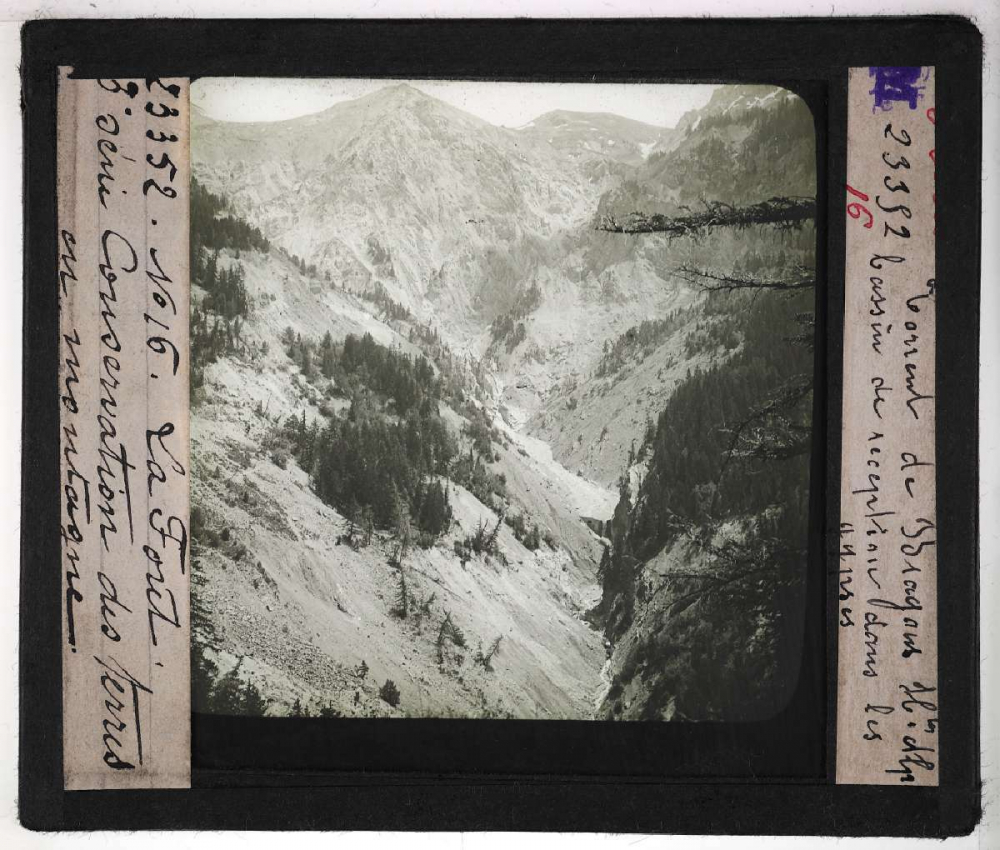Conservation des terres en montagne et sur les pentes. Action de la forêt sur le sol et sur le régime des eaux, pâturages, prés, bois, correction des torrents. Torrent de Bragous (Hautes-Alpes). Bassin de réception dans les gypses.