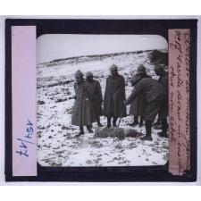 Arras et les champs de bataille de l'Artois. Le théâtre des combats de 1915. La mission japonaise s'arrête devant un énorme obus non éclaté.