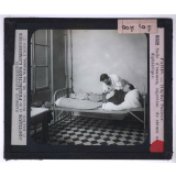 Un Hôpital de contagieux. Hôpital Pasteur. Salle d'examen, injection de sérum au diphtérique.