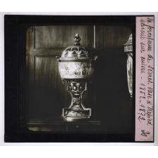 La Manufacture de porcelaine de Sèvres. Vase à trépied émail sur cuivre 1852-1872.