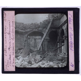 Verdun en février-mars 1916 (en arrière de la bataille). Cour intérieure d'une maison historique.