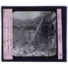 Verdun en février-mars 1916 (en arrière de la bataille). Cour intérieure d'une maison historique.