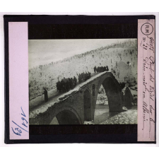 La Retraite des Serbes en Albanie après la campagne de 1915. Pont des Vizirs sur le Drin-noir en Albanie.