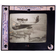 Ailes Françaises. Hydravion Ville de Tunis survolant Marseille.