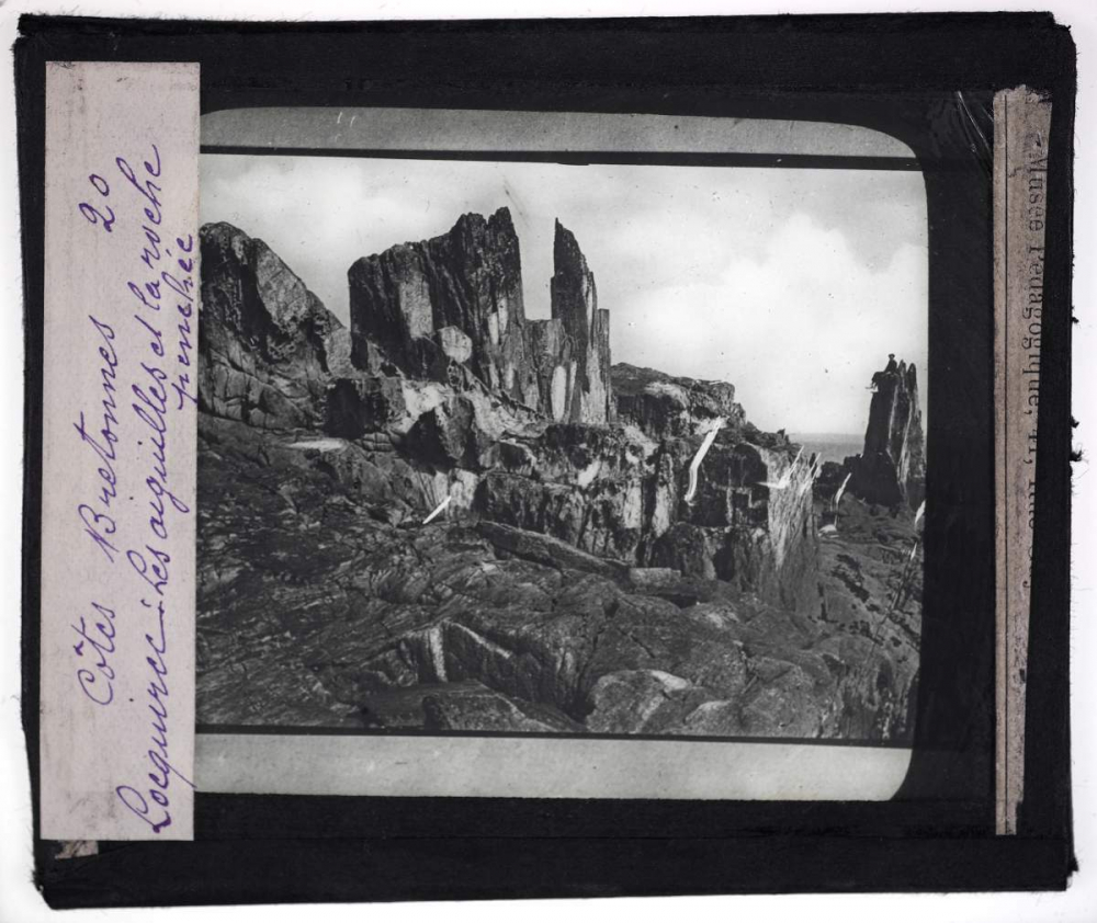 Les Côtes bretonnes (géographie physique). Locquirec. Les aiguilles et la roche penchée.