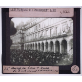 Les Civils pendant la guerre. Arrivée du Prince de Serbie. La foule devant l'hôtel Continental.