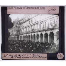 Les Civils pendant la guerre. Arrivée du Prince de Serbie. La foule devant l'hôtel Continental.