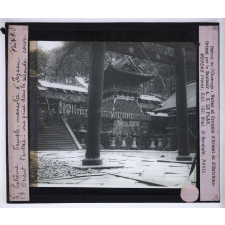 Les Grands temples de l'Extrême-Orient. Nikko. Temple-mausolée d'Ieyasu. L'entrée. Vue prise dans la seconde cour.