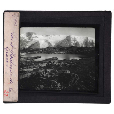 Les Alpes. Lac et montagne de la Grave.