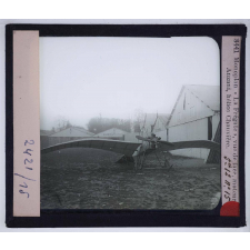 Quelques types nouveaux d'aéroplanes. Monoplan La Frégate, vue de face, moteur Anzani, hélice Chauvière.