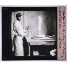 La Fabrication de la porcelaine à la Manufacture Nationale de Sèvres. L'émaillage par insufflation.