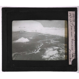 La Glaciation dans les régions polaires antarctiques (Glaciers, iceberg et banquises). Jeune banquise lézardées par une crevasse de pression. 