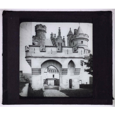 Visite au château de Pierrefonds. Entrée du château.